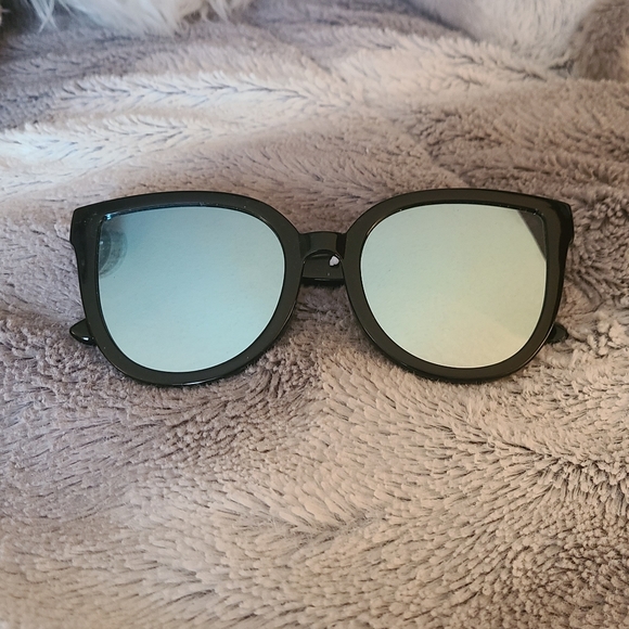 Sun Glasses - Picture 4 of 5